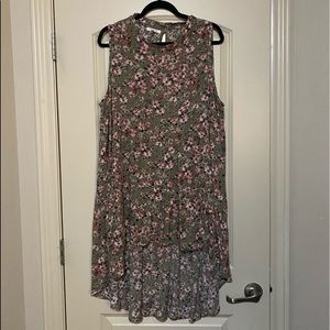 Flower patterned high low sleeveless top.